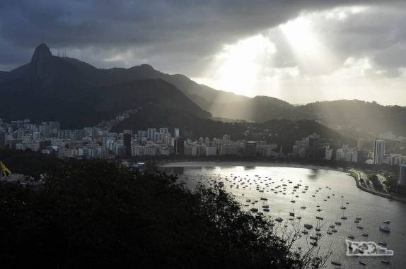 Na estação intermediária do bondinho do Pão de Açúcar, podemos admirar o sol iluminando a baía de Botafogo, no Rio de Janeiro